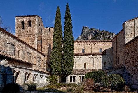 Frankr Saint-Guilhem-le-Désert Abbey 59645 Cloister courtyard and church from the south
