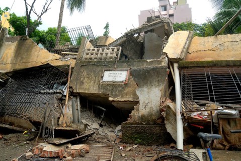Twenty-five years old building collapsed after it developed cracks in between two buildings Mulund