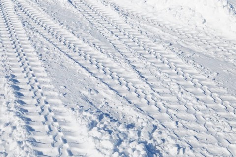Winter, tire prints in the snow, Saint Lawrence River, Province of Quebec, Canada, North America