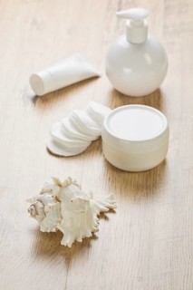 Cockleshell with toilet articles