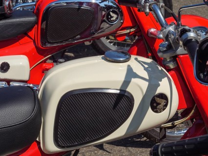Detailed view of a red motorbike with white fuel tank and leather accents, Appelhülsen,