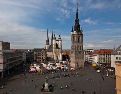Halle S market place 54928, view from south-east with market church and red tower, below left