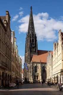 Münster/Westphalia, Prinzipalmarkt, row of houses with arcades, view of St. Lamberti