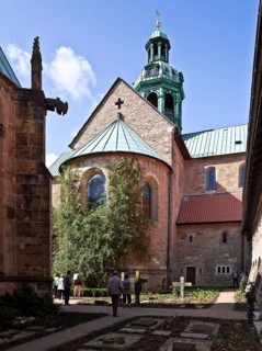 Hildesheim Cathedral 71766 Apse from east-north-east in front of TAUSENDJÄHRIHRGER ROSENSTOCK left