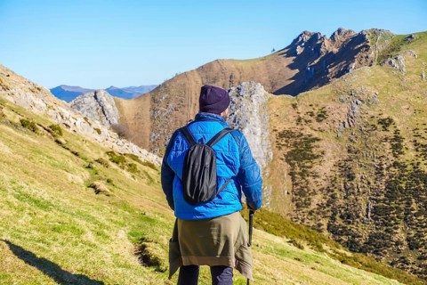 Hiker enjoying the stunning landscape of mount txindoki in gipuzkoa, basque country, on a sunny day