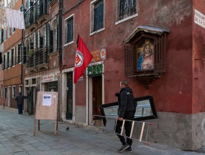 Italy Venice Side alley off the Fondamenta de la Tana -337 Corner house with Communist Party office