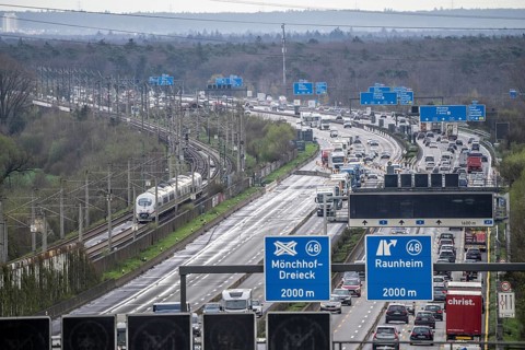 Motorway A3 near Flörsheim, in front of the Mönchhof motorway junction, narrowing of the lanes due
