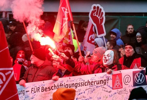 Demonstration by Volkswagen employees on the collective bargaining negotiations between Volkswagen