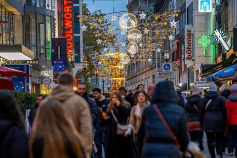 Pre-Christmas season, people, shoppers, visitors to the Christmas market in Essen city centre,