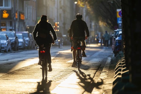 Cyclists in oblique sunlight in November, poor visibility, danger of glare, cycle lane, cyclists