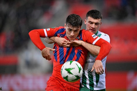 tackle, action Jozo Stanic FC St. Gallen (04) v Luca Kerber 1. FC Heidenheim 1846 FCH (20) holding