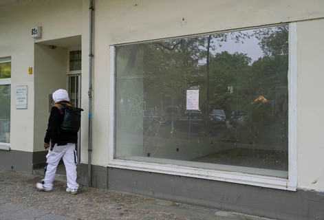 Vacancy, empty shop windows, Alt-Moabit, Moabit, Mitte, Berlin, Germany, Europe