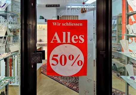 Business closure, Alles für die Hälfe, Idar-Oberstein, Rhineland-Palatinate, Germany, Europe