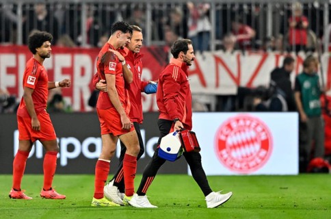 Aleksandar Pavlovic FC Bayern Munich FCB (45) injured, injury, collarbone fracture, team doctor