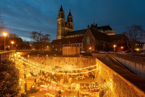 Magdeburg Cathedral, in front of it Christmas market at the Fürstenwall of the Swiss Milk Spa,
