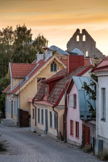 Colourful houses in the old town, church ruins, Hanseatic city of Visby, UNESCO World Heritage