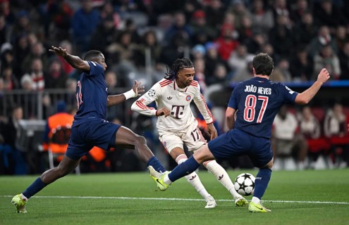 Duel, action Michael Olise FC Bayern Munich FCB (17) (centre) v Willian Pacho FC Paris