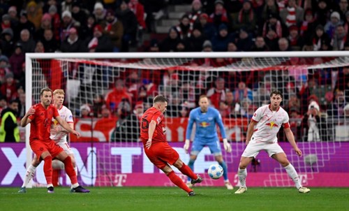 Goal kick Action Goal chance Joshua Kimmich FC Bayern Munich FCB (06) against goalkeeper Peter