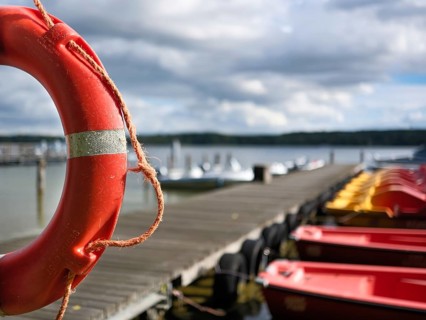 Lifebuoy and boats at the jetty, view over the Scharmützelsee, blurred background, Wendisch-Rietz,