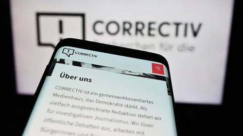 Stuttgart, Deutschland, 03-05-2024: Mobiltelefon mit Website von Correctiv, Recherchen für die