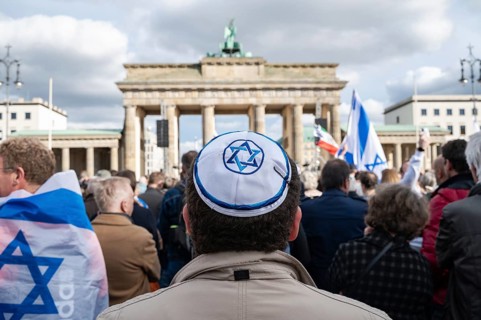 22.10.2023, Berlin, Germany, Europe, Several thousand participants express their solidarity and