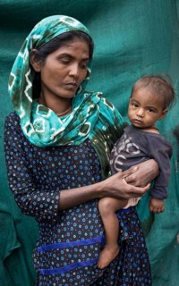 Portrait of a poor woman with child, Ambaji, Gujarat, India, Asia