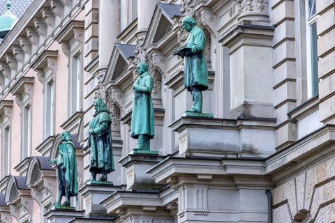4 male bronze sculptures above the entrance to the Hamburg District Court Civil Justice Building,