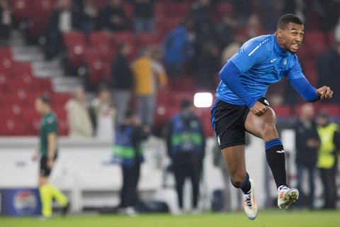 Football match, Isak HIEN Atalanta Bergamo jumps into the air during the pre-match warm-up and