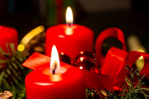 Advent greetings: Close-up of an Advent wreath with burning candles