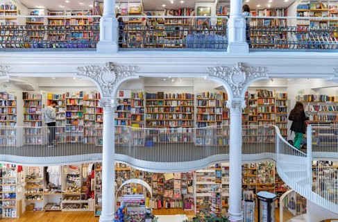 A picture of the interior of the Carturesti Carusel Bookstore