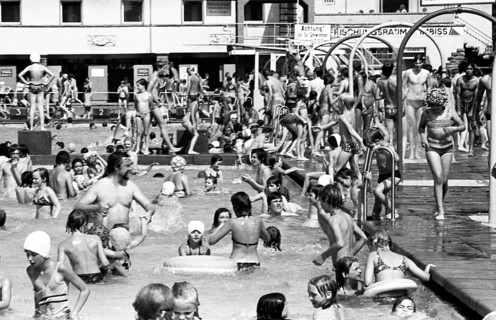 The summer of 1976 brought lots of sunshine and full swimming pools, as here on 25.6.1976 in