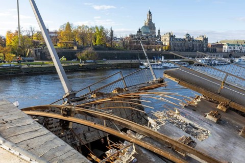 Partial collapse of the Carola Bridge. Over a length of around 100 metres, the section on which the