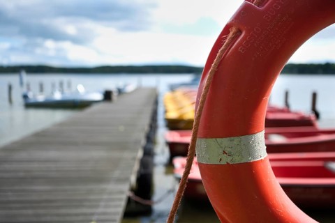 Lifebuoy and boats at the jetty, view over the Scharmützelsee, blurred background, Wendisch-Rietz,