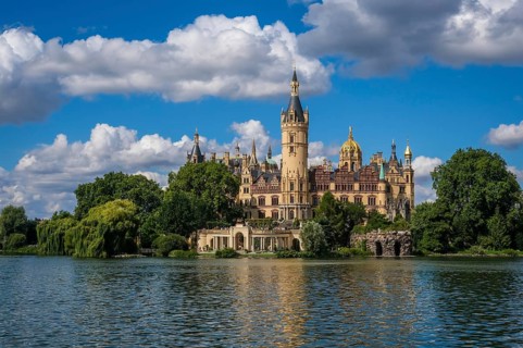 Schwerin, Mecklenburg-Vorpommern, Germany, Schwerin Castle on Lake Schwerin, seat of the