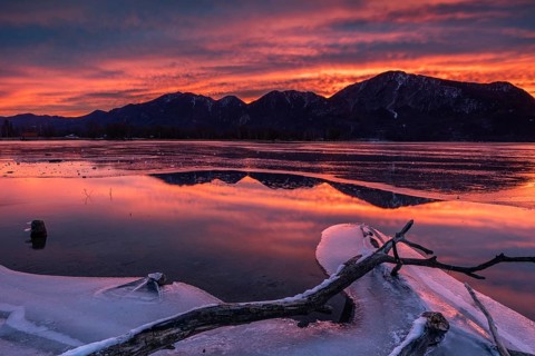 Dawn, mountains reflected in lake, clouds, ice, frozen, winter, Lake Kochel, view of Rabenkopf,