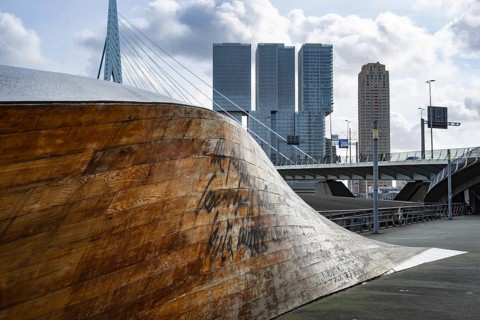 Artwork Twist & Shout by Martand Khosla, behind it the Erasmus Bridge and skyscrapers, Rotterdam,