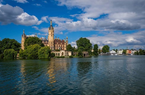 Schwerin, Mecklenburg-Vorpommern, Germany, Schwerin Castle on Lake Schwerin, seat of the