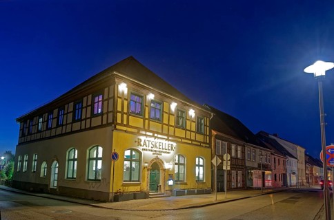 Catering, shops and residential buildings on the corner of Mühlenstraße and Am Markt in the