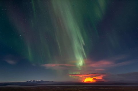 Northern Lights and nocturnal firelight of the Holuhraun fissure eruption north of Bárðarbunga