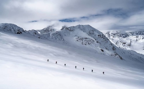 Snow-covered mountain landscape, a group of ski tourers on the Hohenferner, behind the summit of
