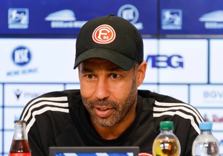 Football match, coach Daniel THIOUNE Fortuna Düsseldorf portrait smiling at the press conference,