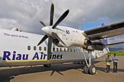 Fokker 50 turboprop, prop jet of the former Riau Airlines, arriving in Labuhan Bajo, Flores,