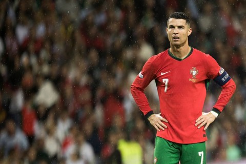 Football match, captain Cristiano RONALDO CR7 Portugal in the rain, with both hands on hips and