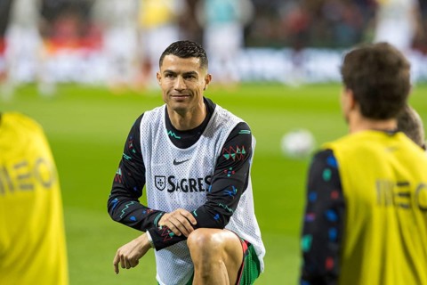 Football match, Cristiano RONALDO CR7 Portugal kneeling during pre-match warm-up with smiling and