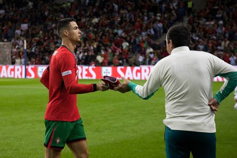 Football match, Cristiano RONALDO CR7 Portugal hands the Poland pennant to a carer, Estadio do