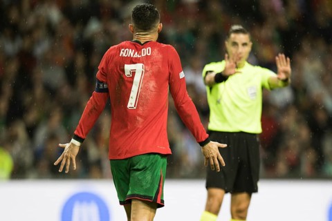 Football match, captain Cristiano RONALDO CR7 Portugal left, energetically protesting angrily with