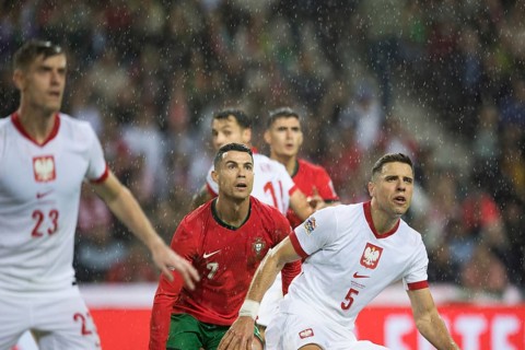 Football match, In the rain Cristiano RONALDO CR7 Portugal centre, in front of the upcoming corner