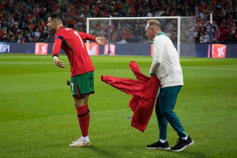 Football match, Cristiano RONALDO CR7 Portugal l. has his official Portugal jacket taken off by an