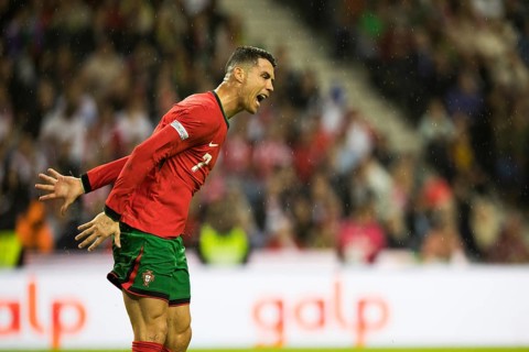 Football match, captain Cristiano RONALDO CR7 Portugal protests vigorously angry exaggerated with