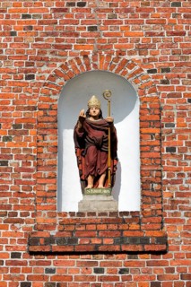 St. Nicholas on the church façade in Altenbruch
